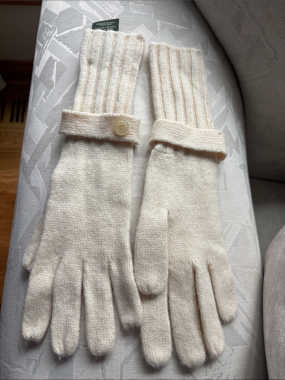 Eddie Bauer 100% cashmere Cream Knit Cuffed Gloves women’s one size